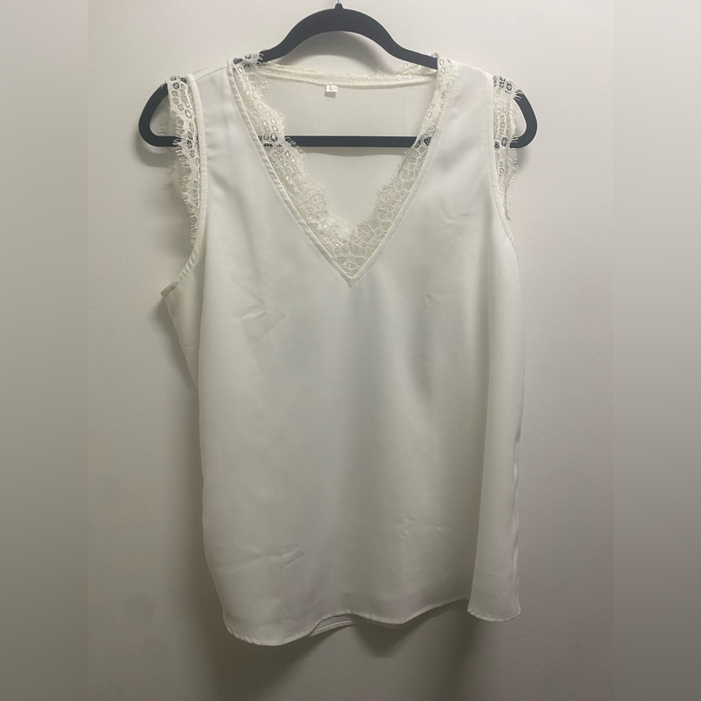 White sleeveless Shirt - with lace outline